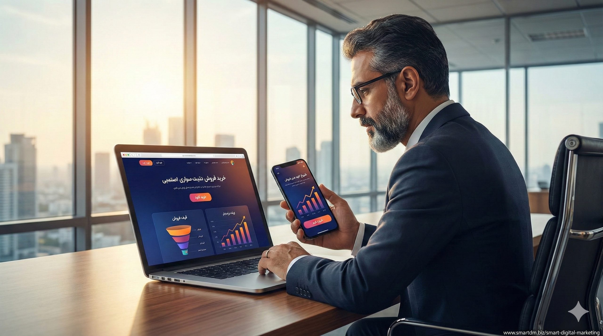 صاحب کسب‌وکار ایرانی که روی لپ‌تاپ و موبایل یک سایت و اپلیکیشن فروش‌محور با دکمه‌های فراخوان فارسی و نمودار رشد فروش را می‌بیند